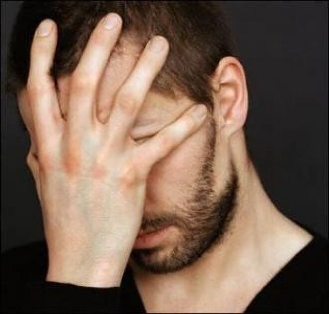 un uomo sta pensando di curare la prostatite