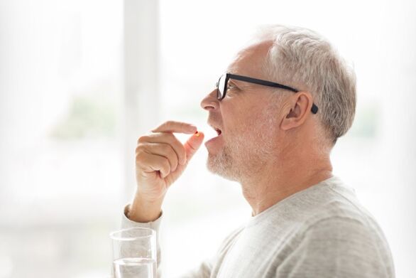 un uomo prende un antibiotico per la prostatite