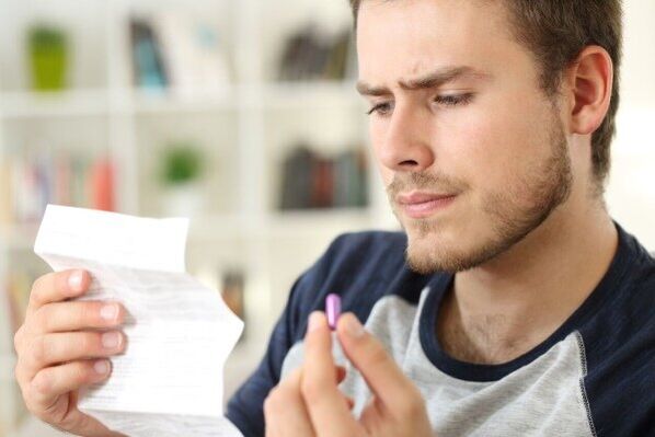 un uomo studia il foglio illustrativo di un antibiotico per la prostatite